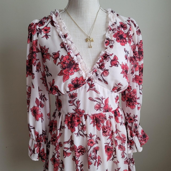 Beatiful Flowy Ivory White Floral dress - Picture 3 of 6